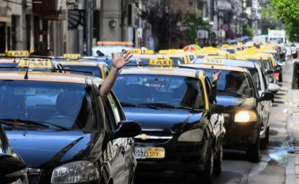 Al volante de una historia: homenaje a los taxistas argentinos