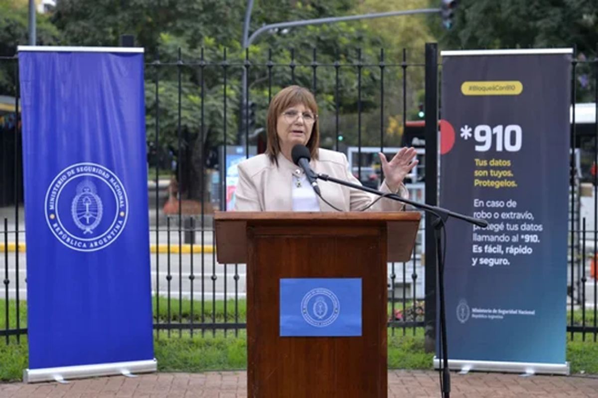 Bullrich presentó la Línea 910 para bloquear celulares robados en todo el país