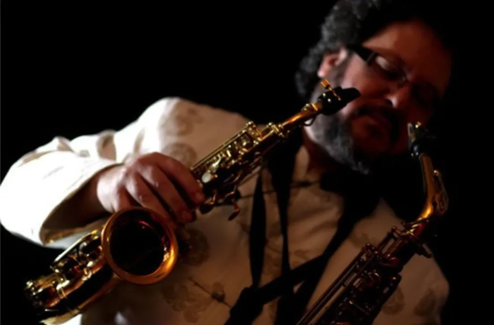 El Centro Cultural Rada Tilly se fusiona con la energía del jazz y el funk junto a Rubén Mederson