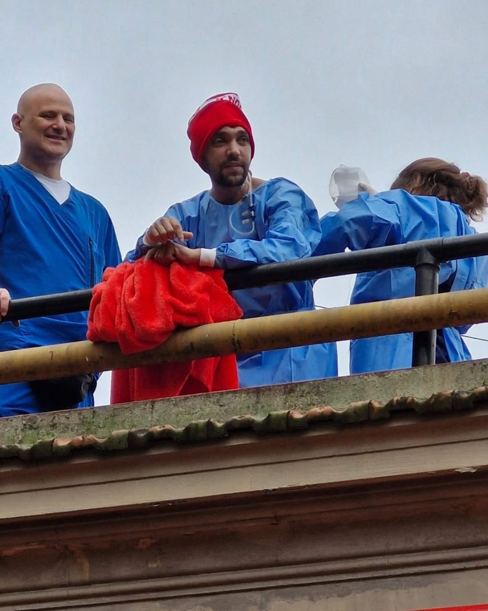 El fotógrafo herido en una marcha de jubilados salió a la terraza del hospital