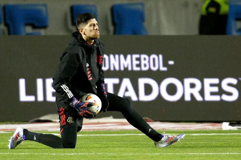 Flamengo: atacaron a balazos el auto del arquero Agustín Rossi tras regresar de Argentina