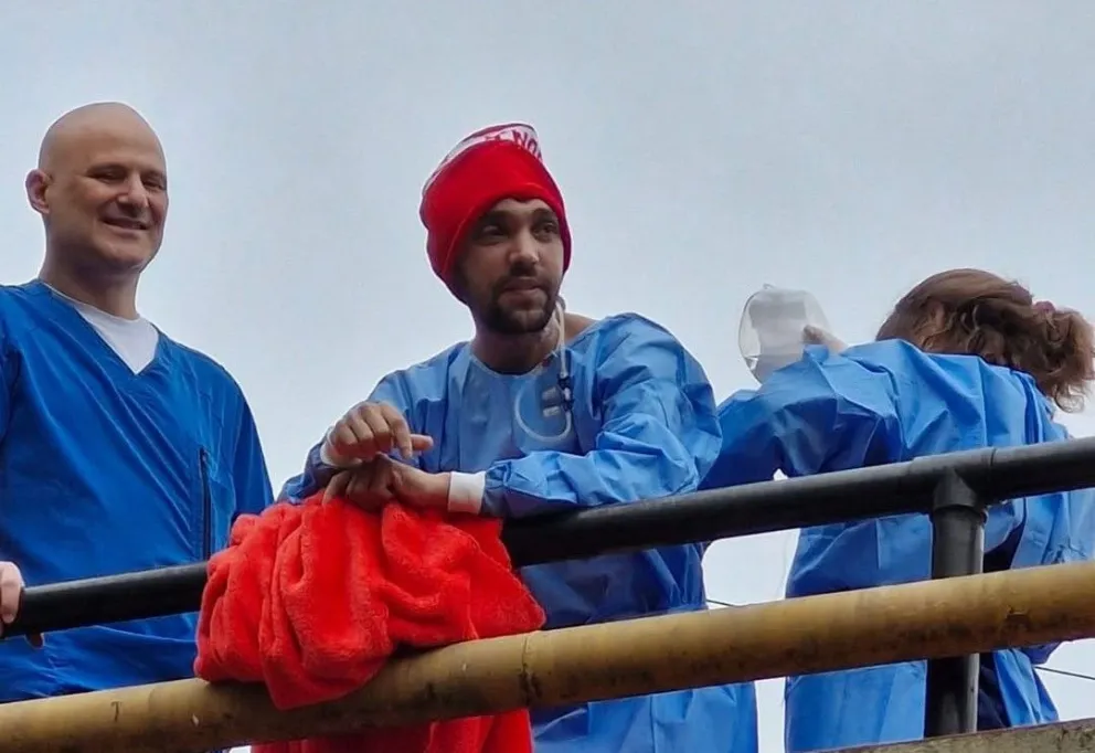 El fotógrafo herido en una marcha de jubilados salió a la terraza del hospital