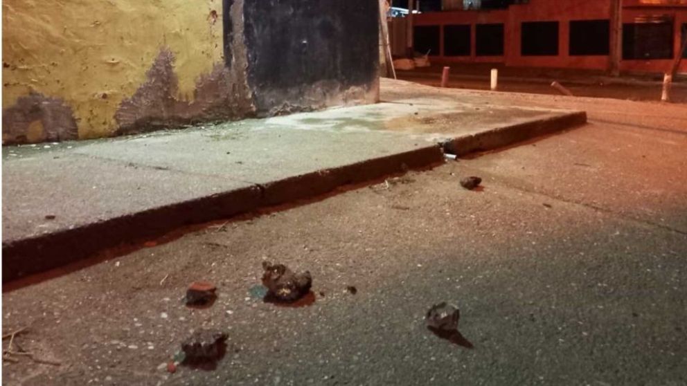 Violento ataque a un comercio: destrozos y detenidos tras una feroz agresión en plena calle