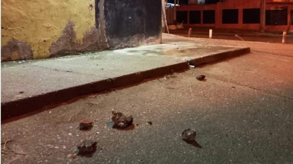 Violento ataque a un comercio: destrozos y detenidos tras una feroz agresión en plena calle