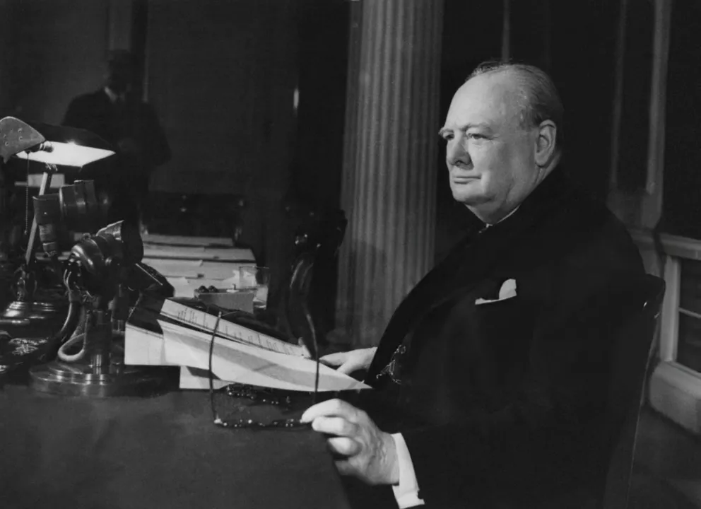 El primer ministro británico Winston Churchill anunció la rendición de Alemania primero por radio, y luego, ante una multitud en el balcón del Palacio de Buckingham.