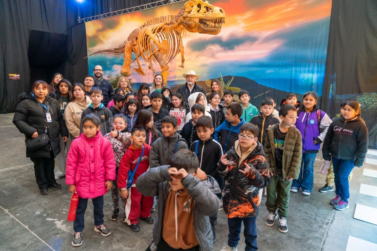 Niños que concurren a espacios municipales visitaron la muestra “Viven Dinosaurios”