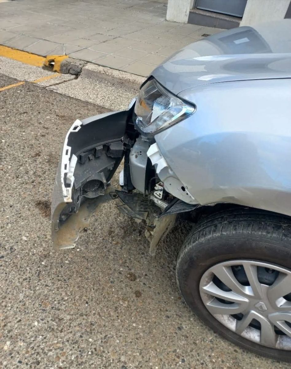 Una vecina pide colaboración para dar con el conductor de una Toyota Hilux que se fugó luego de impactar su auto estacionado en calle Italia