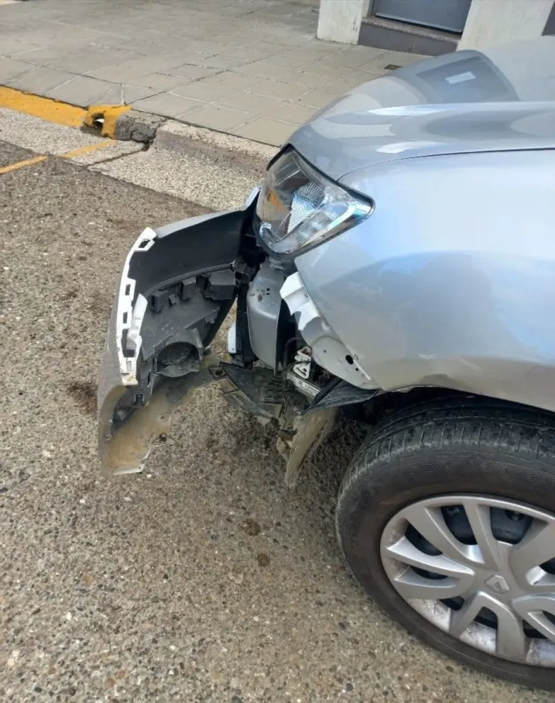 Una vecina denuncia choque y fuga de una Toyota Hilux que impactó su auto estacionado en calle Italia 