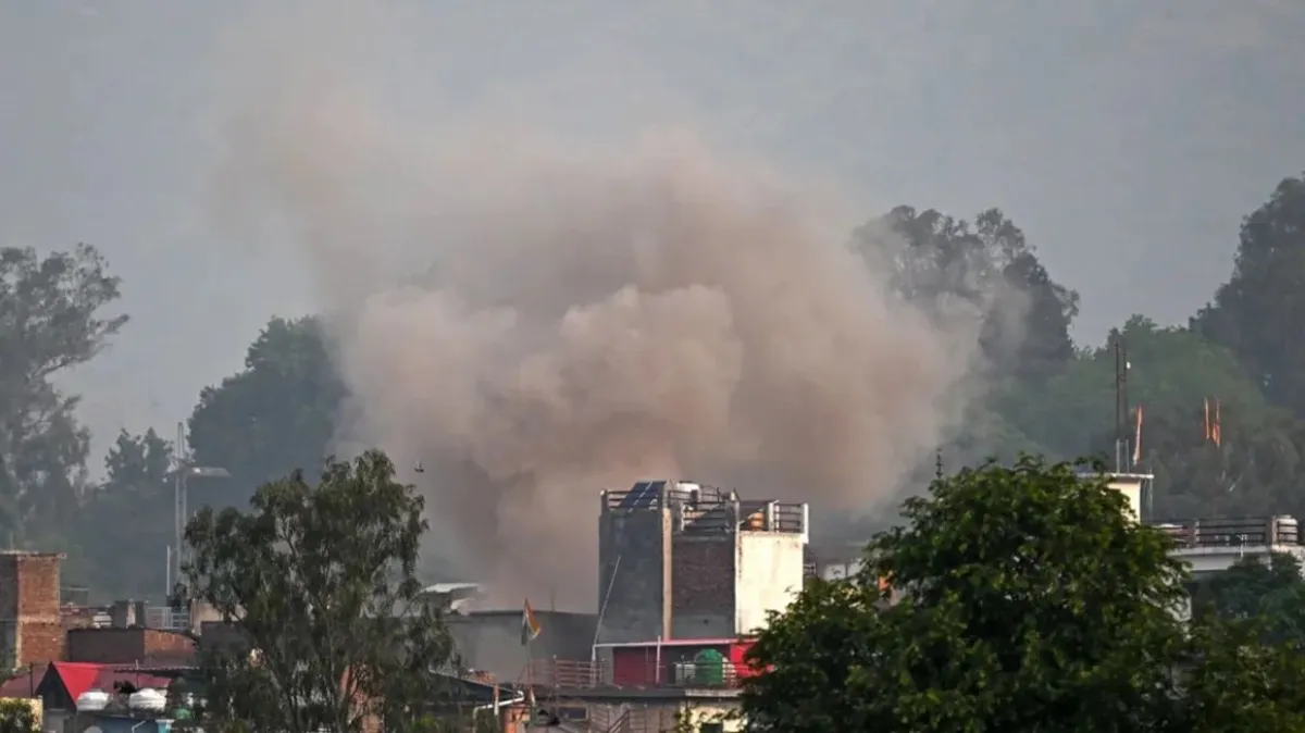 Un proyectil de artillería cae en el distrito de Poonch, en la región india de Jammu y Cachemira, el 7 de mayo de 2025. Punit Paranjpe/AFP/Getty Images