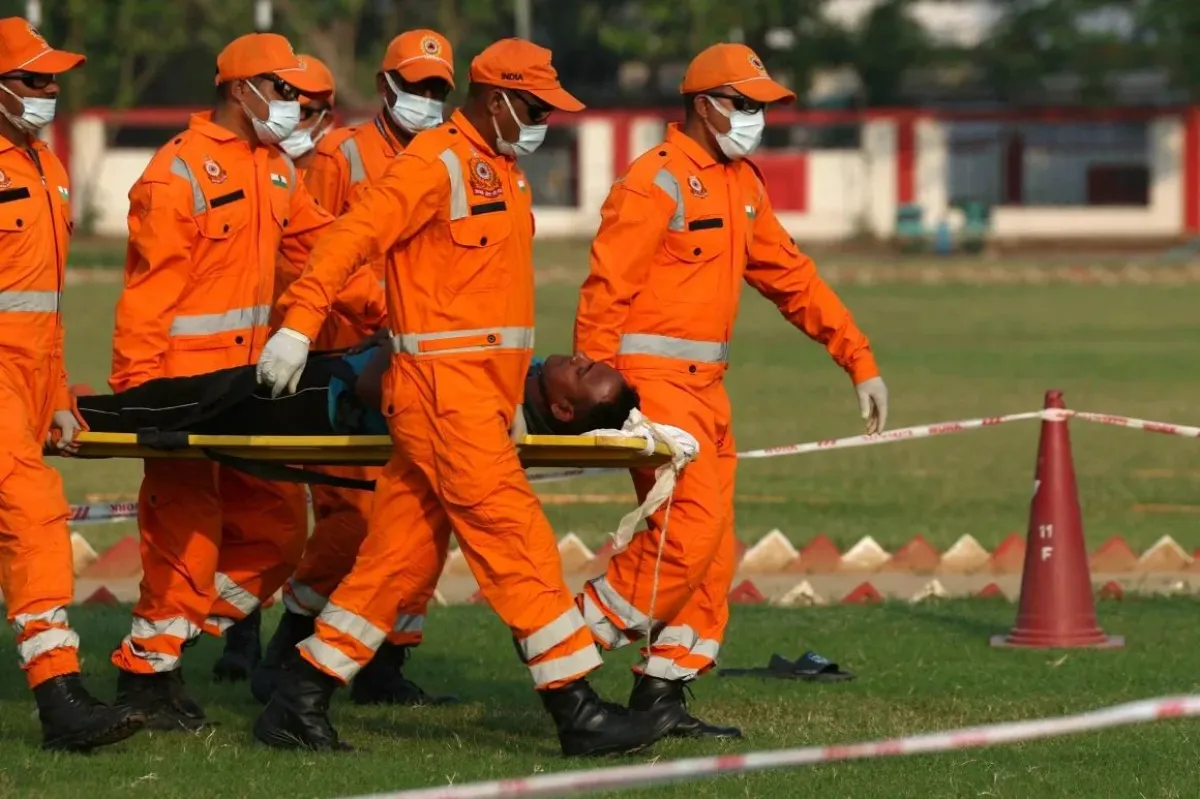 Personal de la Fuerza Nacional de Respuesta a Desastres participa en el simulacro nacional de defensa civil en Varanasi, el 7 de mayo de 2025. Niharika Kulkarni/AFP vía Getty Images