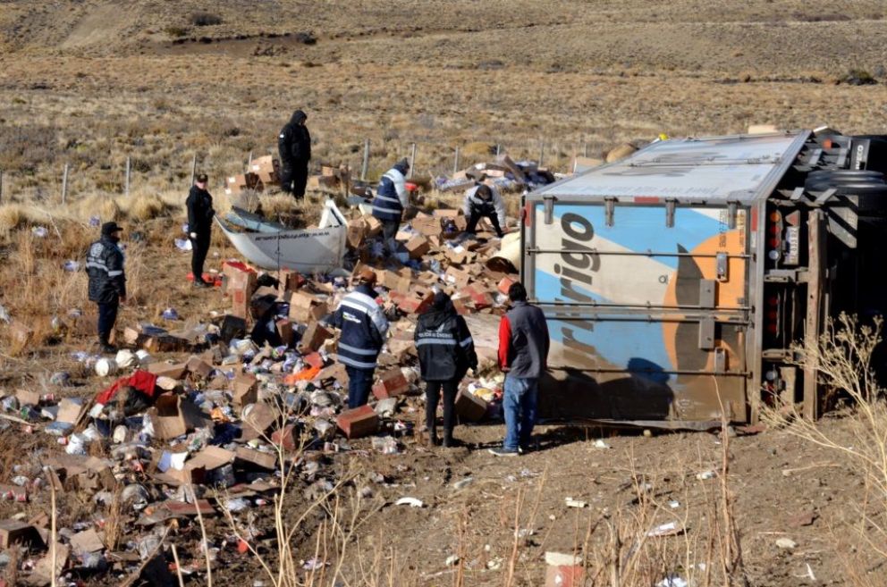 Tras accidente fatal, vecinos se llevan mercadería y aparece a la venta en redes