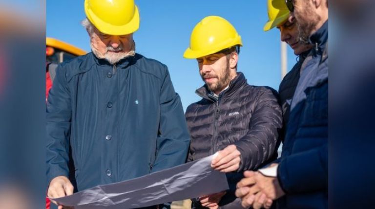 Intendente Macharashvili y autoridades de la SCPL durante la supervisión de los trabajos en el loteo Ex Radio Estación.