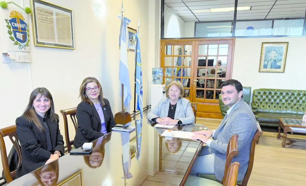 Provincia firmó un convenio con la UNPSJB para fortalecer la formación y la inserción laboral