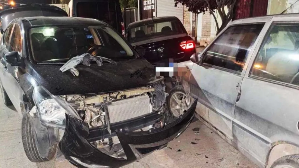 Conducía borracho en contramano, cruzó un semáforo en rojo y chocó varios autos
