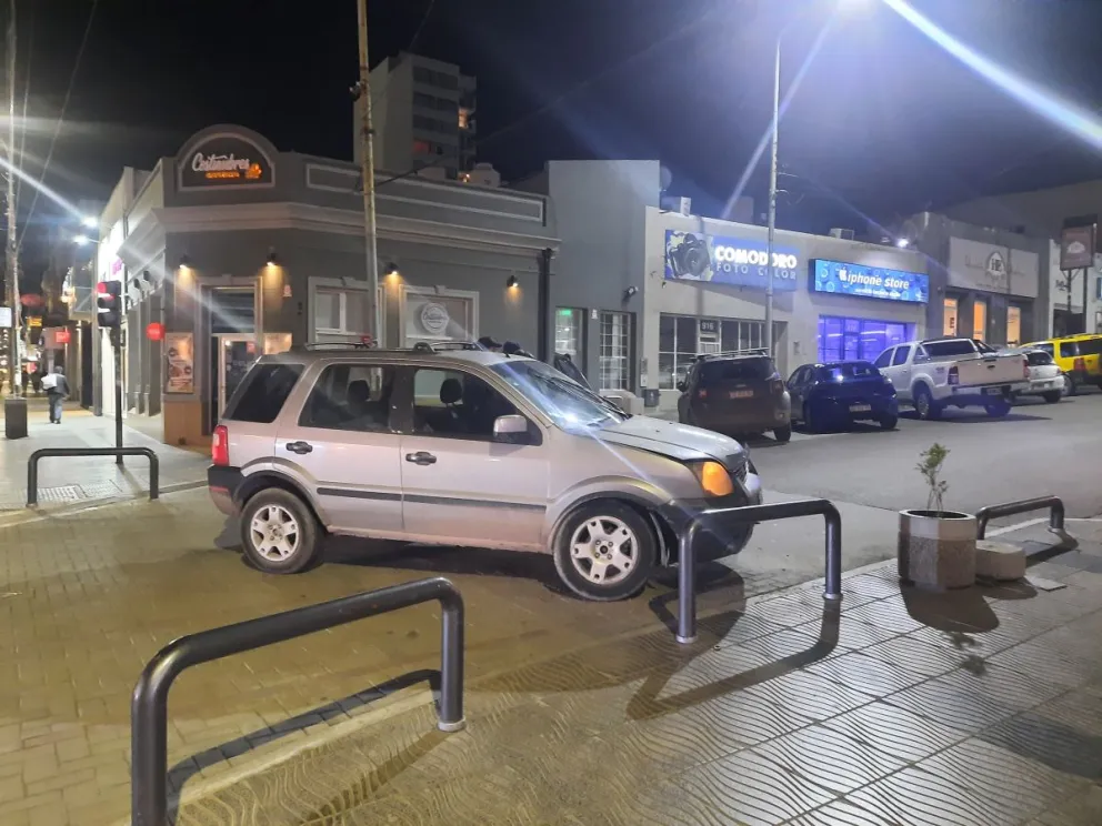 Chocó contra las barandas del paseo de compras y dio positivo en el test de alcoholemia