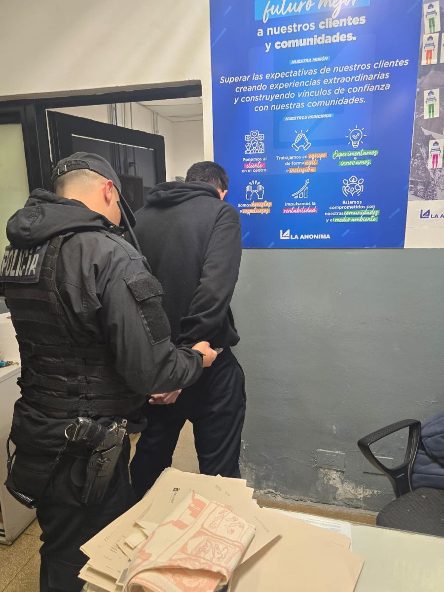 Robó dos botellas de fernet en un supermercado y terminó detenido