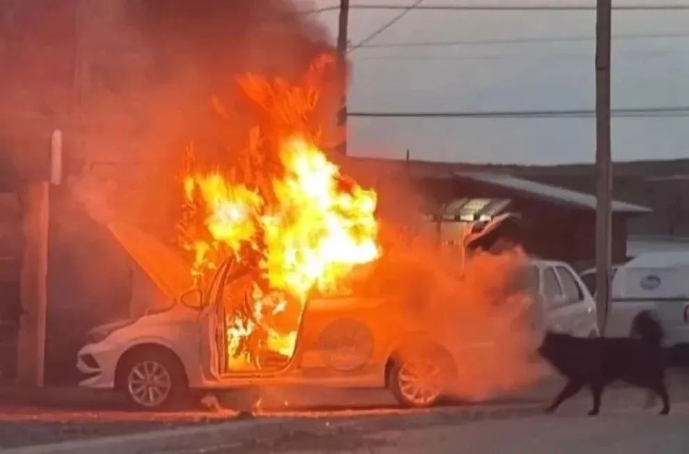 Remis se incendió tras un lavado en El Calafate: investigan un cortocircuito
