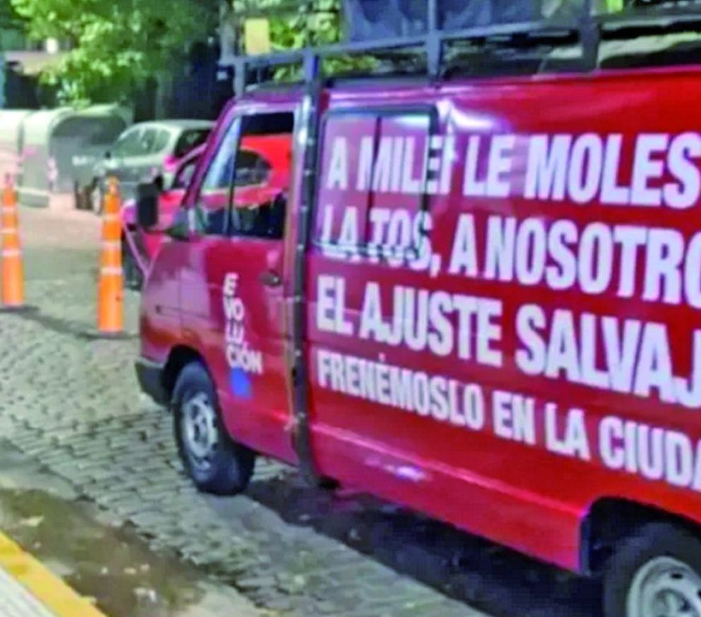 Detuvieron a siete militantes radicales que hacían campaña contra Javier Milei