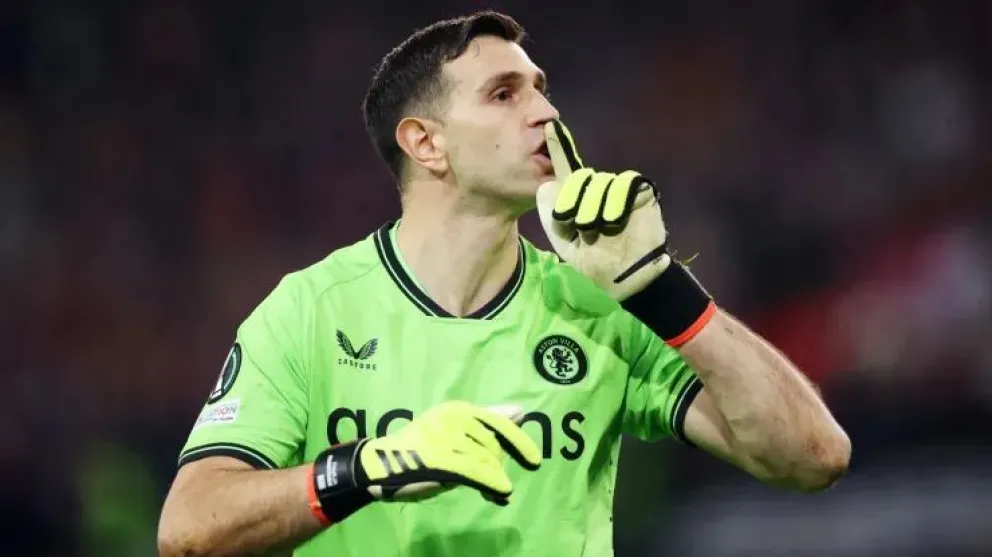 Manchester City empató y el Aston Villa del “Dibu” ganó