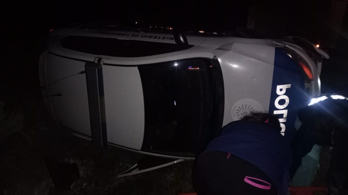 Volcó un patrullero en Ruta 3: un efectivo resultó herido