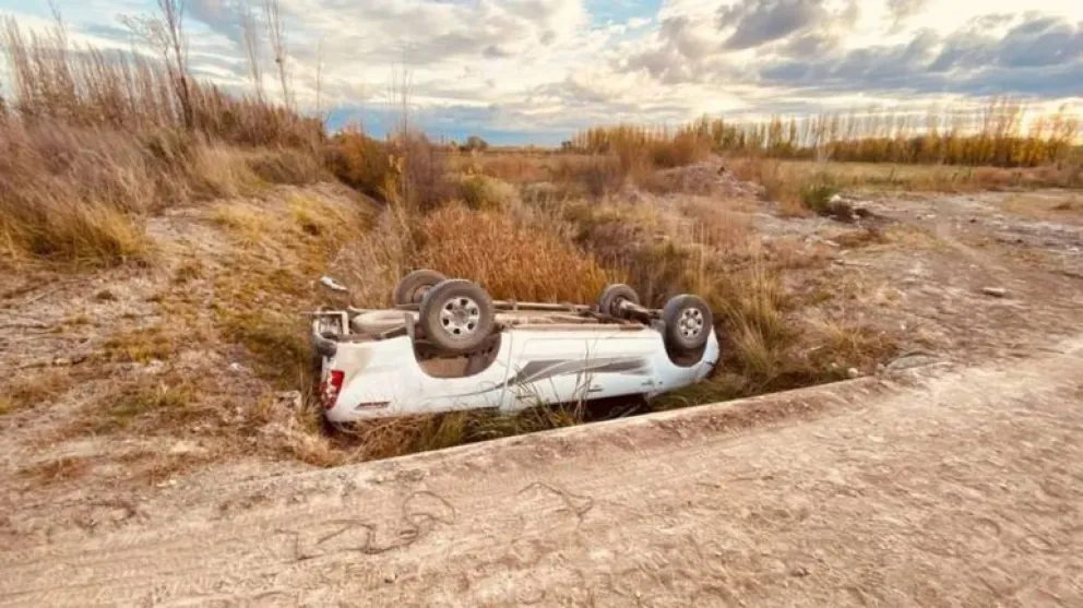 “No vi el puente”: cayó con la Hilux al canal seco y se salvó de milagro