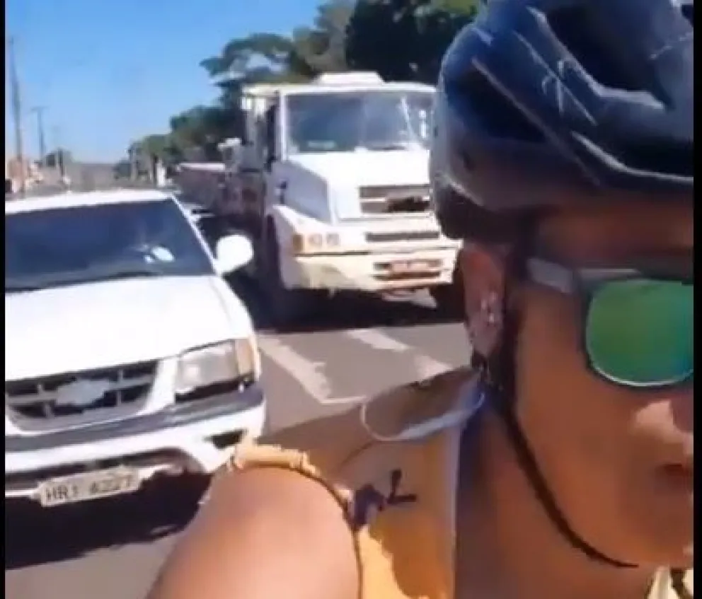 Una ciclista fue atropellada mientras grababa al conductor que la hostigaba