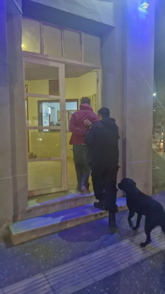 Un hombre agredió a una empleada de una estación de servicio y golpeó a un policía