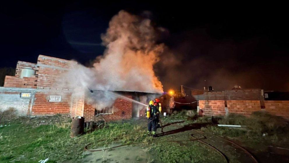 Incendio devastador arrasó con una vivienda en la madrugada: investigan las causas