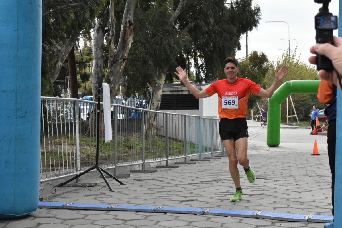 Jorge Mérida y Claudia Arbe ganaron la 10° edición de la Corrida Universitaria