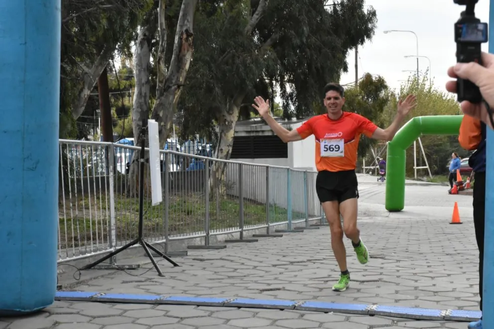 Jorge Mérida y Claudia Arbe ganaron la 10° edición de la Corrida Universitaria