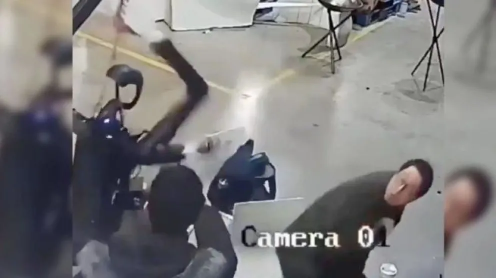 El robot H1 de Unitree Robotics fue captado en pleno descontrol durante una prueba técnica en China; aunque nadie resultó gravemente herido, el incidente generó preocupación global.