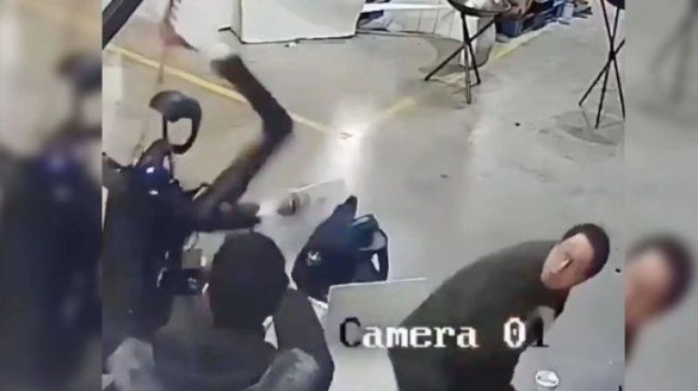 El robot H1 de Unitree Robotics fue captado en pleno descontrol durante una prueba técnica en China; aunque nadie resultó gravemente herido, el incidente generó preocupación global.