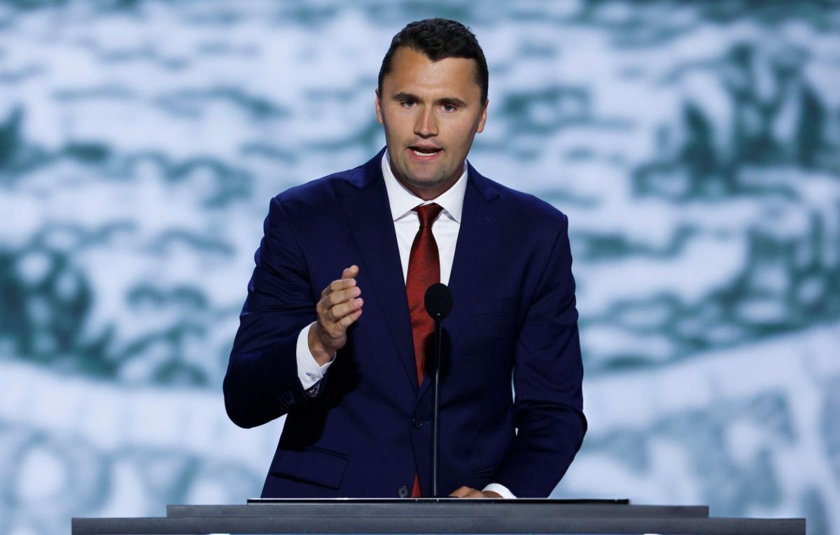 Charlie Kirk protagoniza un encendido cruce durante un acto público mientras defiende las políticas económicas del expresidente Donald Trump.