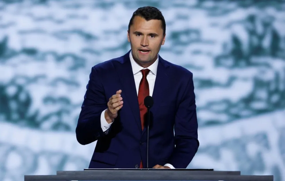 Charlie Kirk protagoniza un encendido cruce durante un acto público mientras defiende las políticas económicas del expresidente Donald Trump.