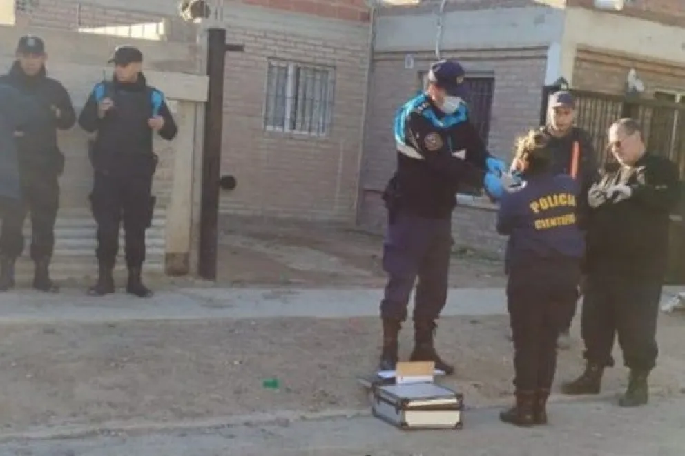 Persecución policial y dos detenidos tras un intento de robo con un arma en plena calle