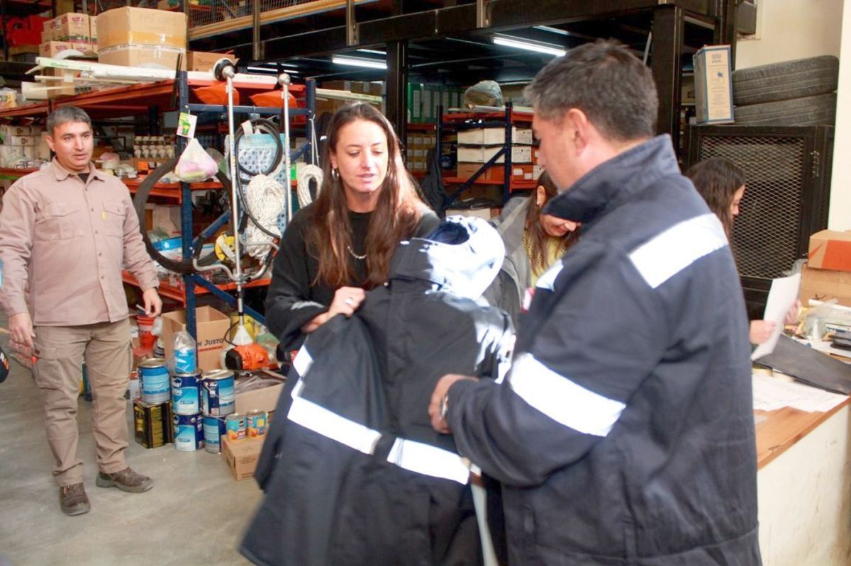 Esquel: El gobierno municipal entregó indumentaria a sus servidores públicos