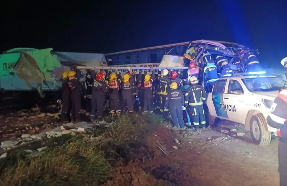 Al menos cuatro muertos por un choque entre un micro y un camión en San Miguel del Monte