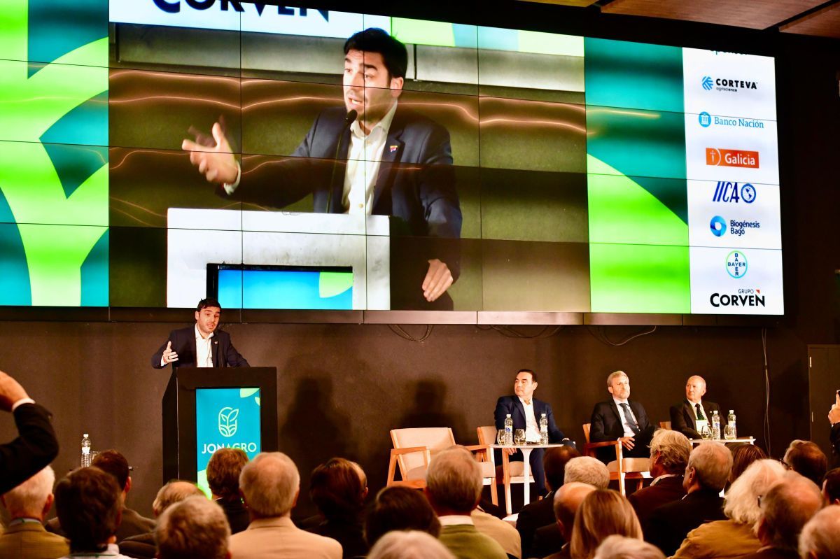 El gobernador Nacho Torres durante su exposición en JONAGRO 2025, donde abogó por políticas de Estado para el sector productivo.