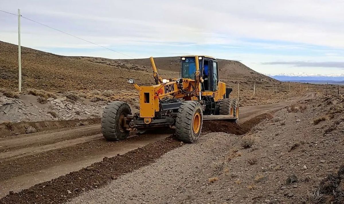 Vialidad Nacional realiza el mantenimiento de la Ruta Nacional 260 hacia Lago Blanco y el límite con Chile