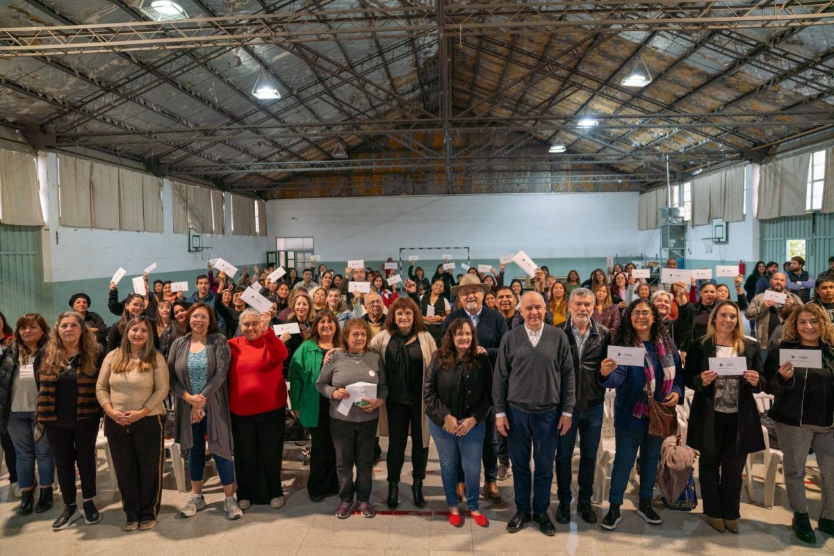 Othar encabezó la entrega de los aportes FAEM para 76 escuelas de Comodoro