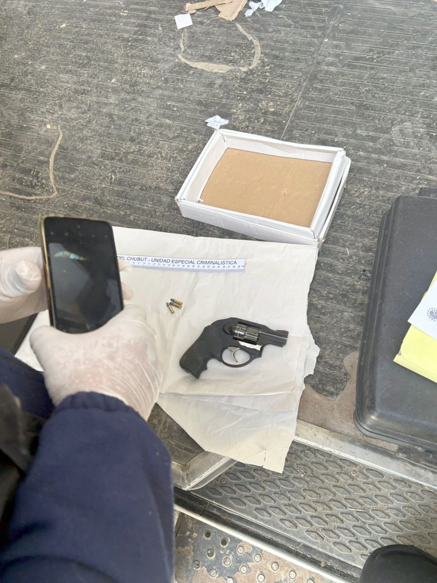 Ladrón perseguido por la policía abandona bicicleta robada y se descarta de un revólver