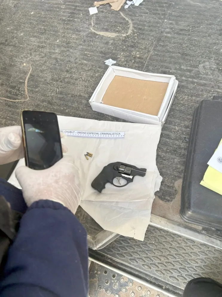 Ladrón perseguido por la policía abandona bicicleta robada y se descarta de un revólver