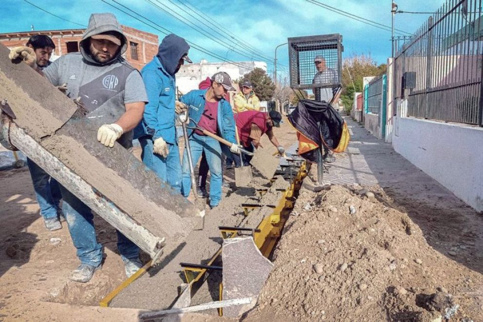 El Municipio avanza con la obra de adoquinado en el Área 12 de Rawson