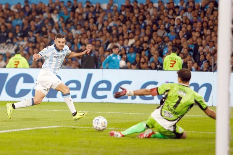 Racing recibe a Colo-Colo para olvidar la eliminación en el Apertura Racing recibe a Colo-Colo para olvidar la eliminación en el Apertura