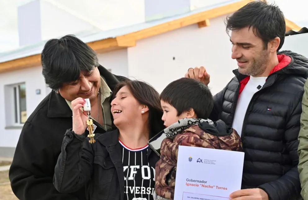 Diez familias de José de San Martín recibieron las llaves de su primera vivienda