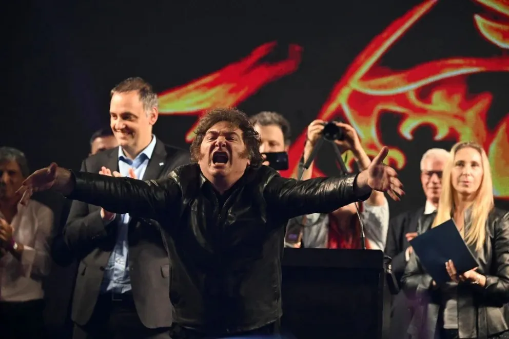 Milei intensifica su retórica contra opositores en el acto de cierre de campaña en Recoleta, llamándolos "fracasados que pelean el cuarto lugar" y "Sanvaca"