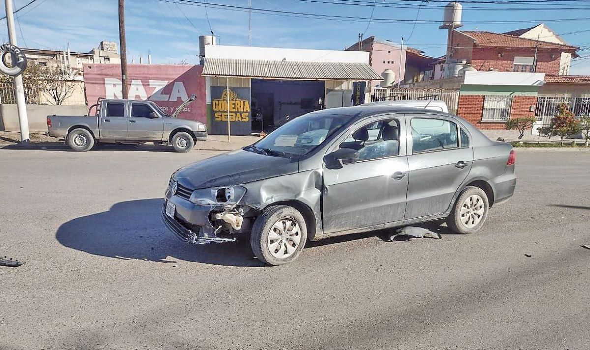 Motociclista al hospital tras chocar casi de frente contra un auto