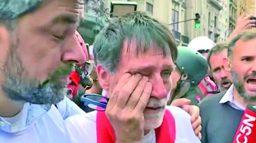 La Policía Federal golpeó y gaseó al padre Paco Olveira: el ataque a los sacerdotes en la marcha de jubilados