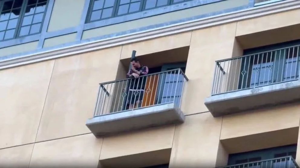 Messi desató una locura en San José al asomarse al balcón