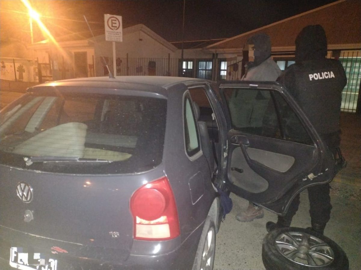 Intento de robo: un detenido con una rueda robada y daños en un vehículo